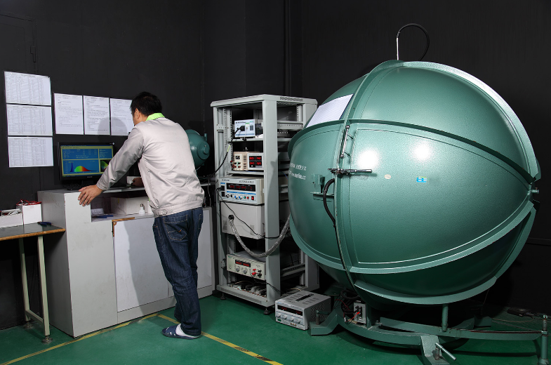 解锁高反光物体的“真面目”：一文读懂同轴光源如何成为机器视觉的“照妖镜”